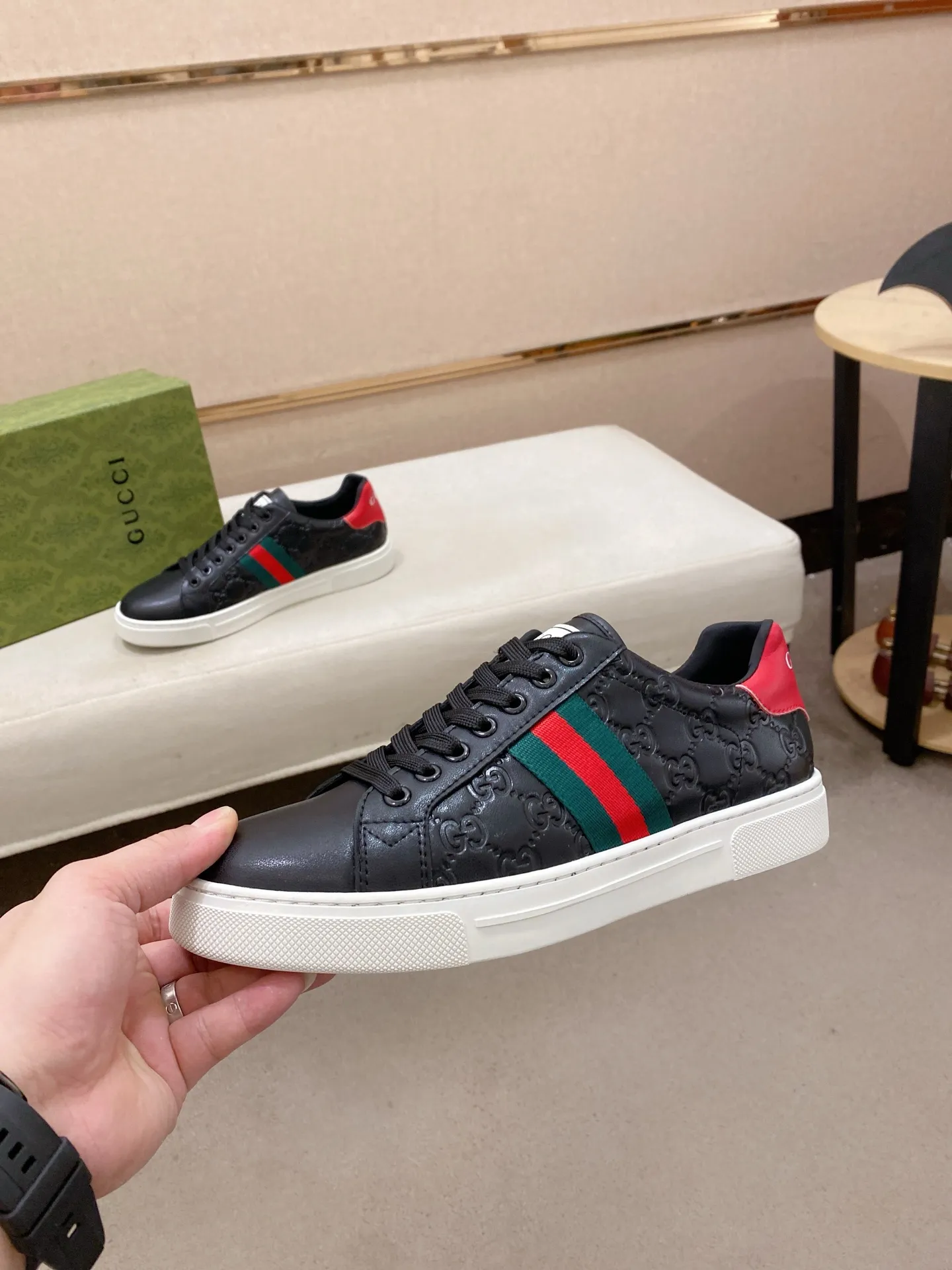 Factory price: 480💰 (GUCCI) The latest model from the official website 🎁🎁Casual and fashionable men's shoes👟, hot style 💥The version is simple and elegant, exclusive for trendy men. Unique official website latest brand elements 👑Gucci original decoration, fashionable and generous, the fabric is original cowhide ✅sheepskin lining, the official website specifies wear-resistant casual outsole, the classic model is taken in kind at the counter🎬38-44 (45 is not returned or exchanged)